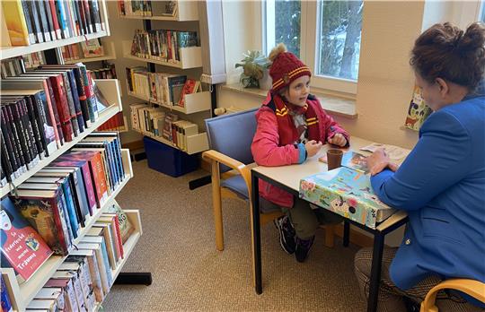 Drittklässlerin Leandra berichtet Lesepagin Cornelia Fero begeistert von ihrer Lektüre, ihrem sechsten Buch ihm Rahmen der Aktion „Leseprinz“.