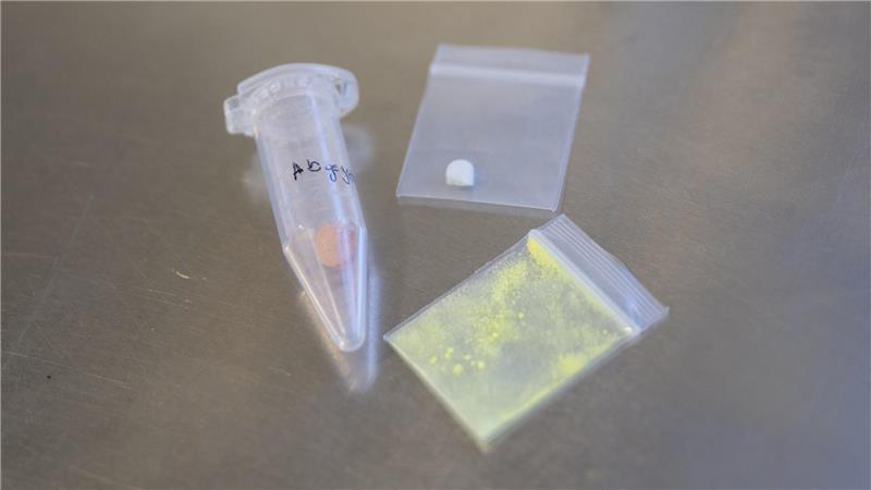 Drogen in Pulver- und Pillenform landen schnell versehentlich im Mund von Kindern.