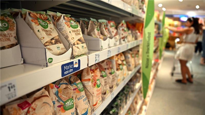 Müsli, Pasta und Deo – Werden Drogerien zu Supermärkten? Drogerie-Kunden finden in den Märkten eine immer größere Auswahl vor.