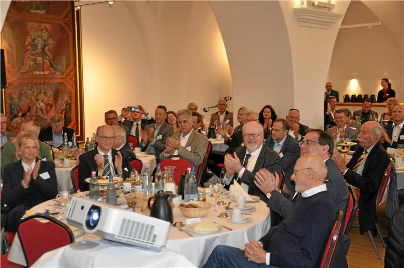 Drogeriemarkt-Pionier Dirk Roßmann bei „pro Goslar“ Drogeriemarkt-Pionier Dirk Roßmann (rechts ganz vorn) ist Ehrengast und Redner beim Unternehmerfrühstück des Wirtschaftsnetzwerks "pro Goslar" im Klosterhotel Wöltingerode. Foto: Heine
