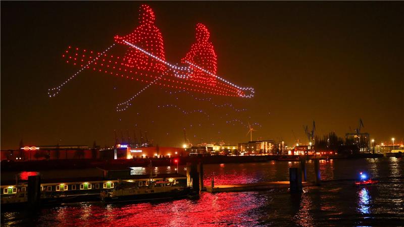 Drohnen bilden ein Ruderboot über der Elbe an den Landungsbrücken während einer Show zum Start der Hamburger Olympia-Kampagne des Senats.