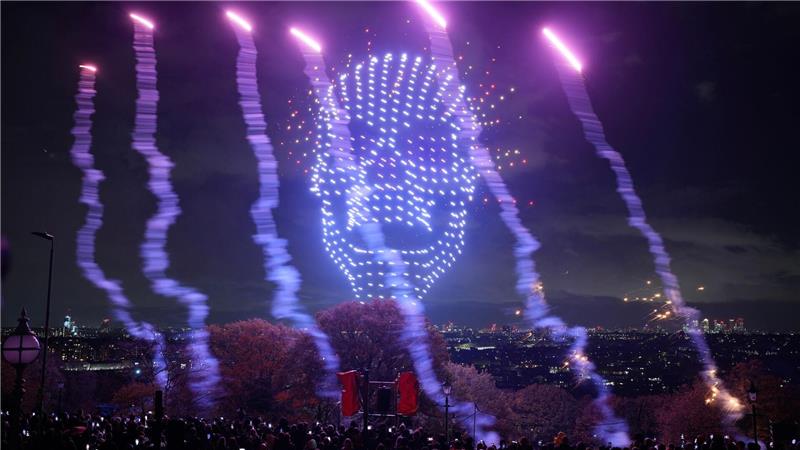 Drohnen fliegen über der Londoner Innenstadt, um Halloween zu feiern.