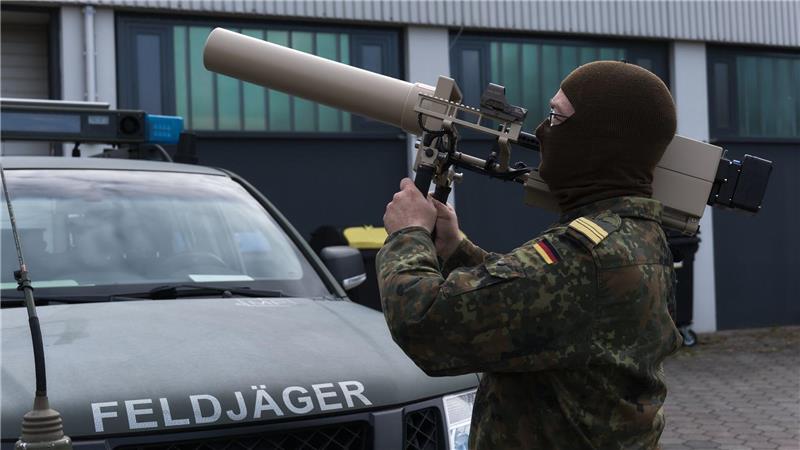 Drohnen im Visier: Bei der Bundeswehrübung „Red Storm Bravo“ in Hamburg zeigt ein Soldat eine Waffe zur Drohnenabwehr. 