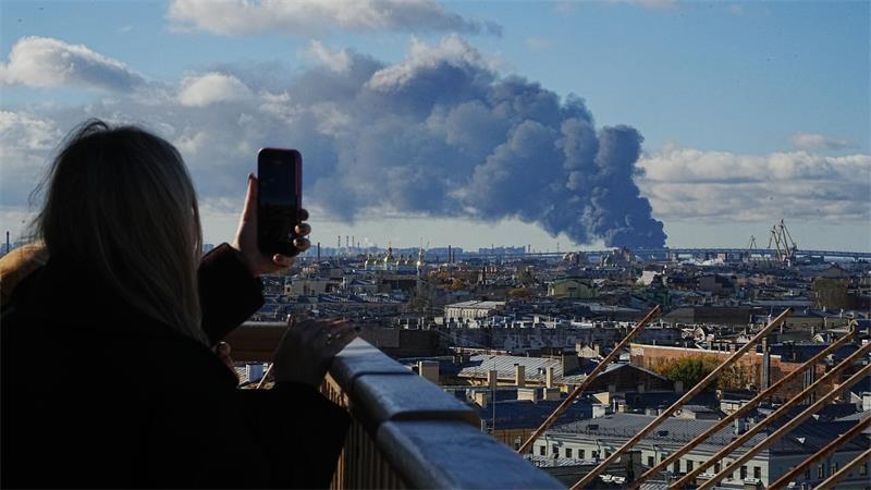Drohnenangriffe auf Industriegebiet bei St. Petersburg: Rauchwolken über dem Gelände