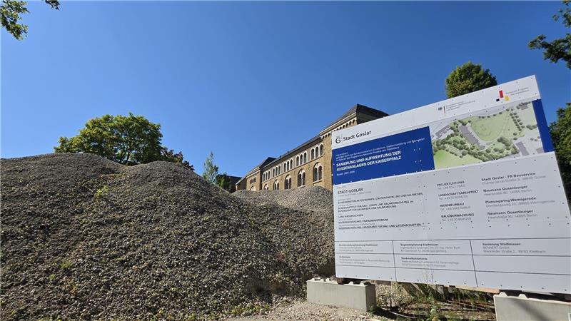 Droht eine jahrelange Halde vor dem Wahrzeichen? Die Zukunft des Kaiserpfalzquartiers ist ungewiss.