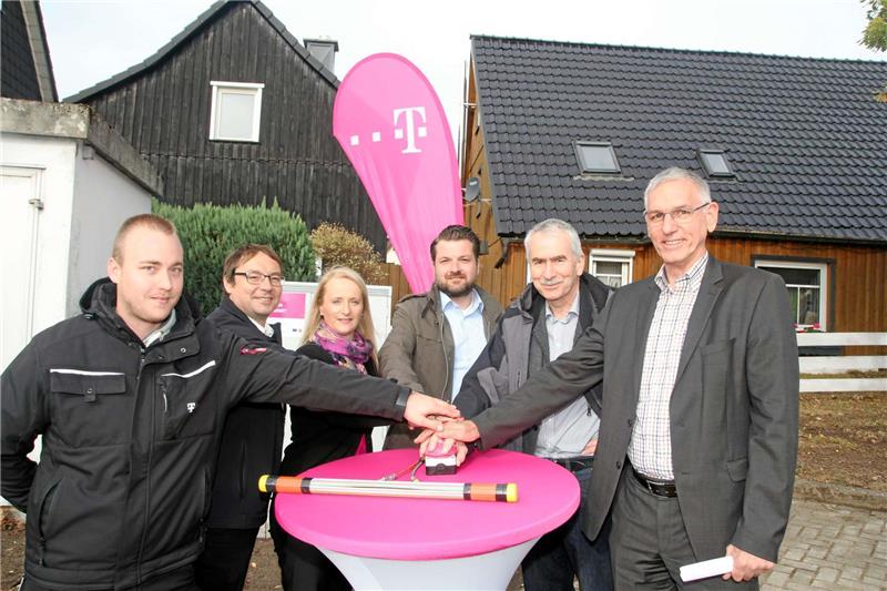 Drücken gemeinsam den Buzzer zum Start des schnellen Internets in Hohegeiß: Die Telekom-Mitarbeiter Kevin Wiedemann, Jörg Wiesemann und Sabine Köhler, Landkreis-Pressesprecher Maximilian Strache, Bürgermeister Stefan Grote und der Leiter des Infrastrukturvertriebs Nord der Telekom, Michael Krüger (von links).  Foto: Eggers