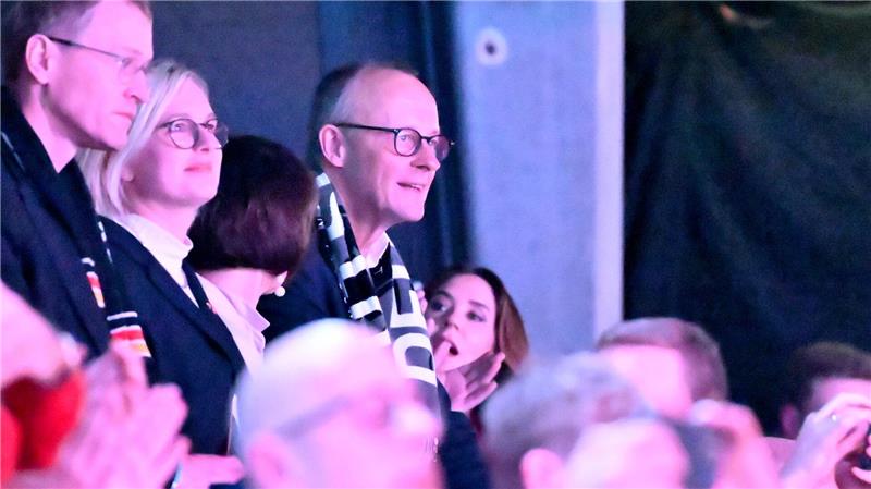 Drückte auf der Tribüne die Daumen: Bundeskanzler Friedrich Merz (r).