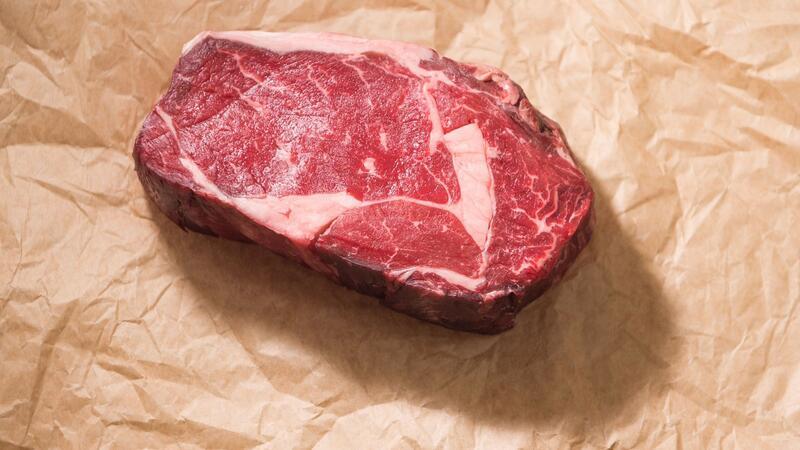 5 Profi-Tipps für das beste Steak der Welt Dry Aged Beef ist butterzart: das Fleisch ist in einer Salzgrotte gereift.