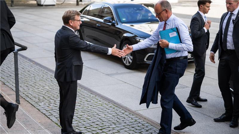 „Du mit Deinem starken Kompass“ - bei der Botschafterkonferenz im Auswärtigen Amt lobt Kanzler Friedrich Merz Außenminister Johann Wadephul (beide CDU) in den höchsten Tönen.