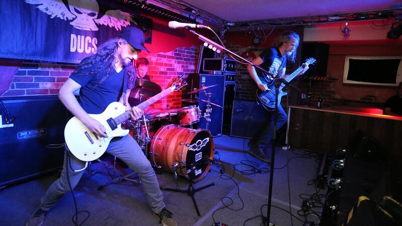 Kellerclub-Festival: Gute Stimmung trotz mäßiger Resonanz Ducs machen mit ihrem Alternative-Rock ordentlich Druck.