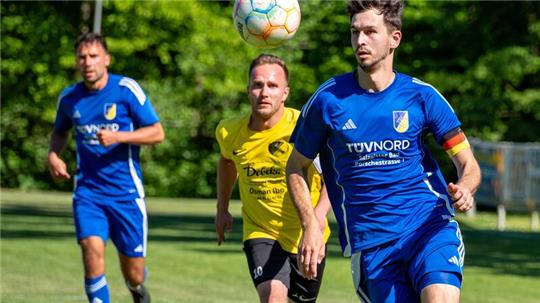 Duell der Kapitäne: Gieldes Thimon-Dorian Eggers (r.) gegen Rammelsbergs Jerom Schliesenski. Der Gastgeber hat das bessere Ende für sich und siegt 3:1. Foto: Drechsler
