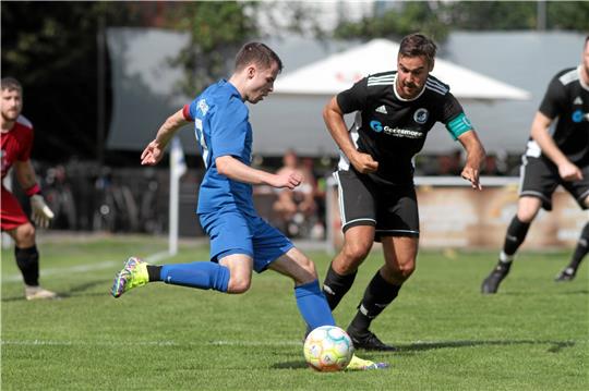Duell der Kapitäne: Justin-Niclas Rimbach (li.) von der FG Vienenburg/Wiedelah gegen Dan Joel Schrader vom TSV Immenrode, für den das Derby zum 0:8-Fiasko wird. Foto: Gietemann