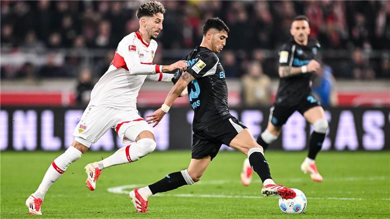 „Luft ist nicht raus“: Leverkusen besiegt VfB 4:3 nach 1:3 Duell im Mittelfeld: Karazor und Palacios.