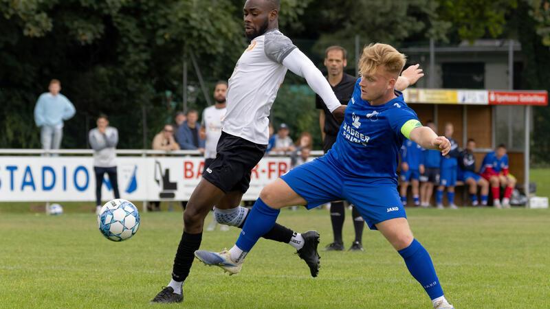 Nullnummer in Vienenburg nimmt keiner krumm Duell ohne Sieger: Dominik Marx (r.) von der FG Vienenburg/Wiedelah und Okers Chiemerie Nwankwo, der später angeschlagen ausscheidet, im Zweikampf. Foto: Drechsler