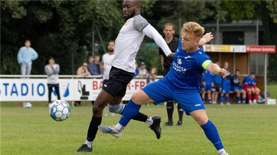 Duell ohne Sieger: Dominik Marx (r.) von der FG Vienenburg/Wiedelah und Okers Chiemerie Nwankwo, der später angeschlagen ausscheidet, im Zweikampf. Foto: Drechsler