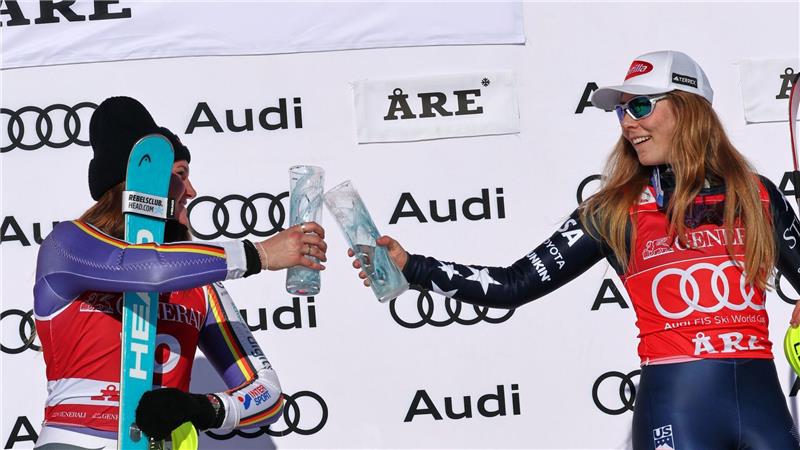 Duell um den Gesamtweltcup: Emma Aicher (l) und Mikaela Shiffrin
