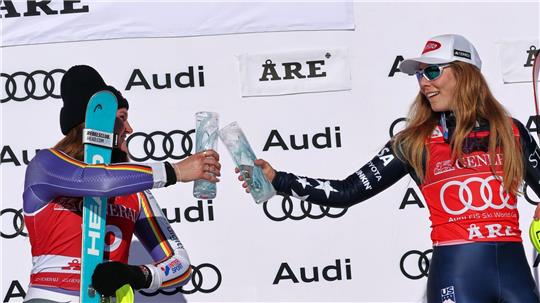 Duell um den Gesamtweltcup: Emma Aicher (l) und Mikaela Shiffrin