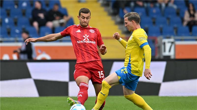 Fortuna Düsseldorf erkämpft einen Punkt in Braunschweig Düsseldorfs Tim Oberdorf (l) im Duell mit Braunschweigs Lino Tempelmann.