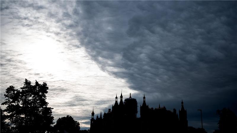 Düstere Kulisse: Dunkle Wolken ziehen über das Schweriner Schloss.