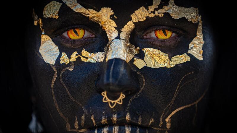Zehntausende Gothic-Fans feiern beim M’era Luna-Festival Düsteres Make-up gehört dazu, im Rahmenprogramm werden Workshops angeboten.