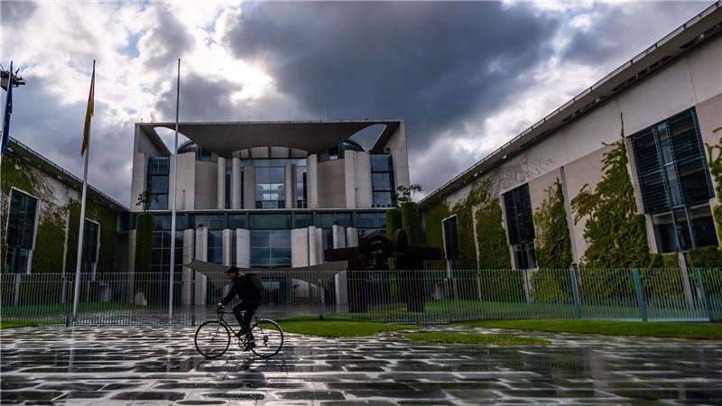 Düsternis überm Kanzleramt: Regenwolken ziehen während der Beratungen des Koalitionsausschusses über die Reagierungszentrale.