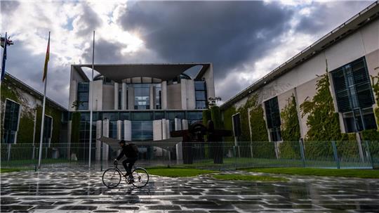 Düsternis überm Kanzleramt: Regenwolken ziehen während der Beratungen des Koalitionsausschusses über die Reagierungszentrale.