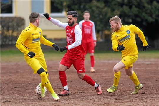 Dulijan Sadiku (Mitte) und Emekspor Langelsheim wollen ihren guten Auftritt vor einer Woche anknüpfen und beim SV Innerstetal weitere Punkte für den Klassenerhalt sammeln.  Foto: Drechsler