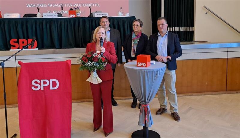 Dunja Kreiser dankt für das entgegengebrachte Vertrauen. Marcel Plein, Andrea Melone und Jan Schröder gratulieren