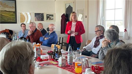 Dunja Kreiser spricht bei einem politischen Frühshoppen in Heimerode.