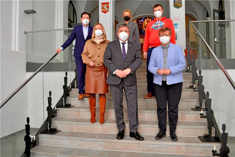 Dunja Kreiser (untere Reihe von links), Prof. Joachim Schachtner, Frauke Heiligenstadt, Marcel Riethig (obere Reihe von links), Urte Schwerdtner, sowie Prof. Andreas Rausch sprechen über die zukünftige Ausrichtung der TU Clausthal.  Foto: Ernst/TU Clausthal