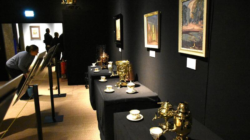 Dunkel, aber effektvoll: Weißes Porzellan und Messingkannen leuchten vor schwarzem Hintergrund, der noch von der „galaktischen“ Goslar-Ausstellung erhalten geblieben ist.