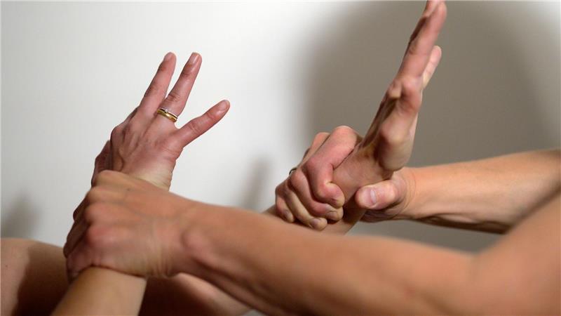 Dunkelfeldstudien zeigen, dass die Täter bei häuslicher Gewalt mehrheitlich Männer sind. Doch es gibt auch Fälle, in denen Frauen gegenüber ihren Partnern oder Ex-Partnern Gewalt ausüben. (Symbolbild)