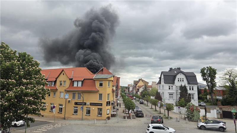 Brand im Harzkreis: Haus in der Innenstadt steht in Flammen Aus einem Haus steigen dunkle Flammen auf.