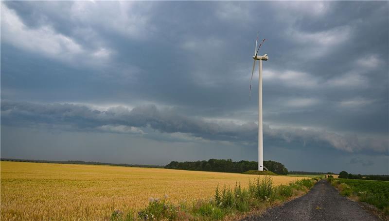 Weiterhin wechselhaftes Wetter mit Wohlfühl-Temperaturen Dunkle Gewitterwolken ziehen über Brandenburg.