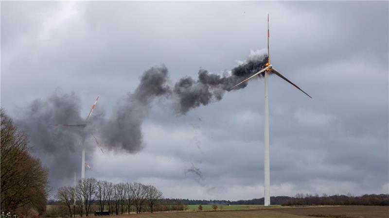 Dunkle Rauchwolken schlagen aus dem Maschinenhaus der brennenden Anlage. (Handout)