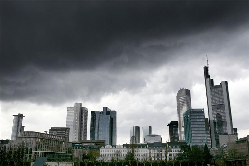 Dunkle Regenwolken über der Skyline von Frankfurt am Main. (Symbolbild)