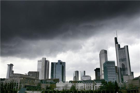 Dunkle Regenwolken über der Skyline von Frankfurt am Main. (Symbolbild)
