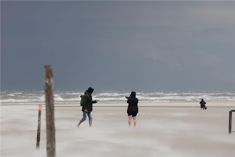 Dunkle Wolken bei stürmischem Wetter in St. Peter-Ording an der Nordsee.