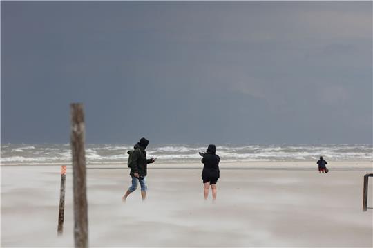 Dunkle Wolken bei stürmischem Wetter in St. Peter-Ording an der Nordsee.