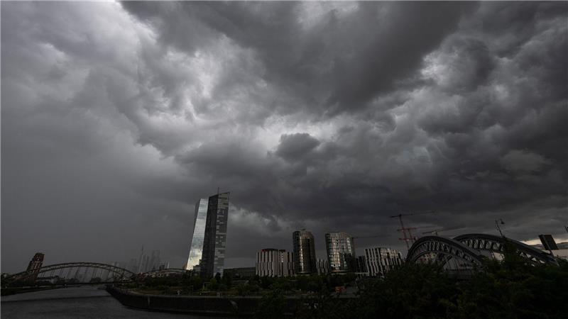 Dunkle Wolken eines Gewittersturms ziehen über die Skyline von Frankfurt hinweg.