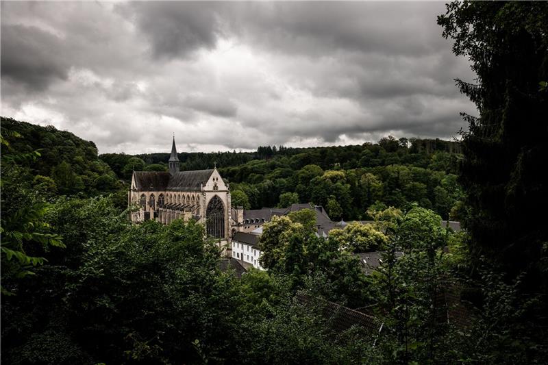 Noch immer kein Sommer in Sicht Dunkle Wolken über dem Altenberger Dom (Nordrhein-Westfalen).
