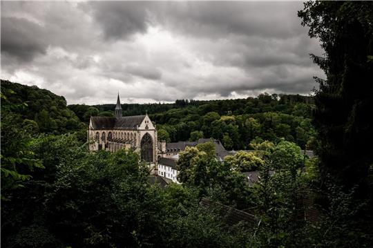 Dunkle Wolken über dem Altenberger Dom (Nordrhein-Westfalen).