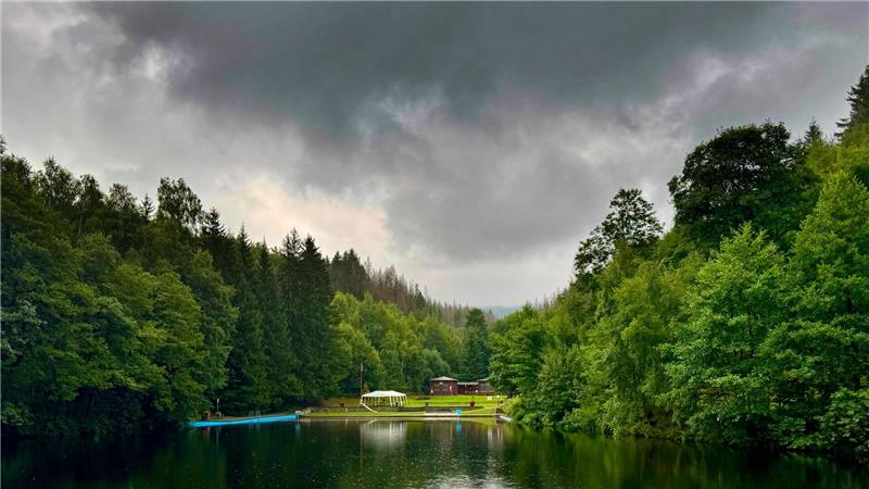 Abgesagt: Altenauer Lichterfest fällt ins Wasser Dunkle Wolken über dem Okerteich in Altenau.