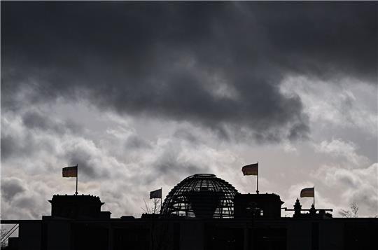 Dunkle Wolken über dem Reichstagsgebäude in Berlin.