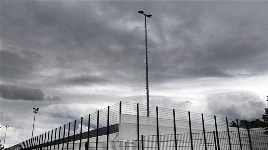 Dunkle Wolken über dem Trainingsplatz: Das Wetter passte zur tristen Stimmung im DFB-Quartier am Tag nach dem 1:2 gegen Portugal.