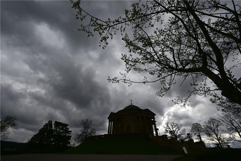Osterwochenende mit mehr Wolken als Sonne Dunkle Wolken über der Grabkapelle auf dem Württemberg in Stuttgart.