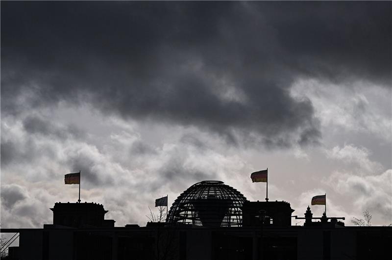 Dunkle Wolken über der Kuppel vom Reichstag: Um das Vertrauen in politische Prozesse zu stärken, empfehlen Experten auf die Bedürfnisse junger Menschen einzugehen.