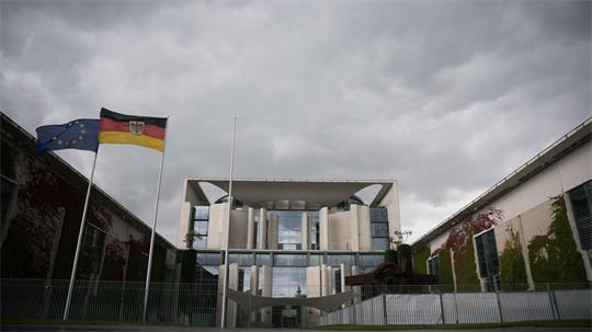 Dunkle Wolken über der Union und Kanzler Merz: Die große Mehrheit ist unzufrieden, die Umfragewerte sind im Keller. 