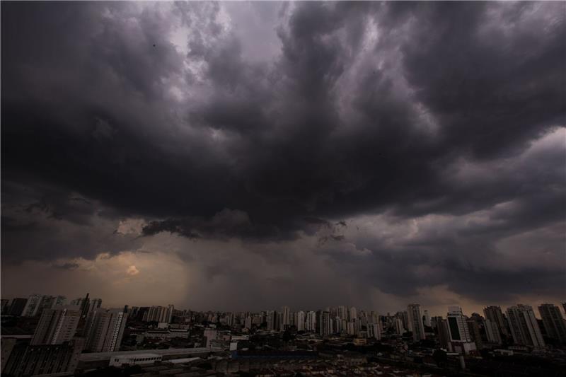 Karneval in Brasilien von Unwetter und Toten überschattet Dunkle Wolken über der brasilianischen Metropole São Paulo. (Symbolbild)