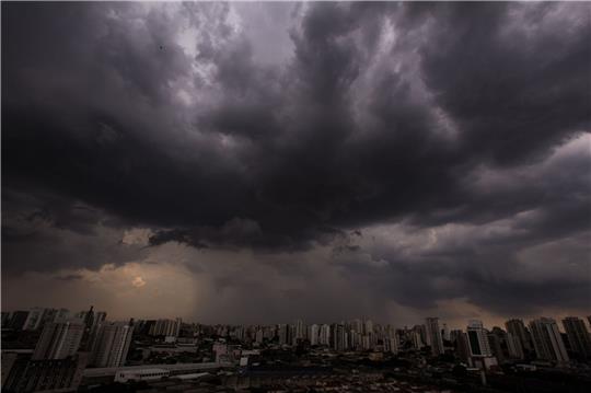 Dunkle Wolken über der brasilianischen  Metropole São Paulo. (Symbolbild)